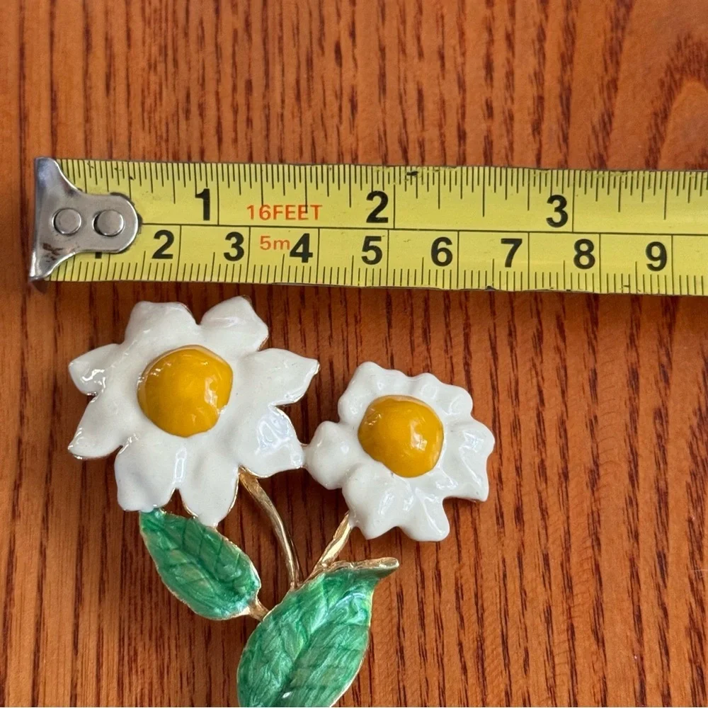 Vintage enamel painted daisy brooch pin gold tone white green yellow costume